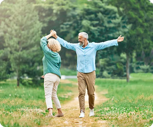 Senior_Couple_Walking_Dancing pareja-caminando